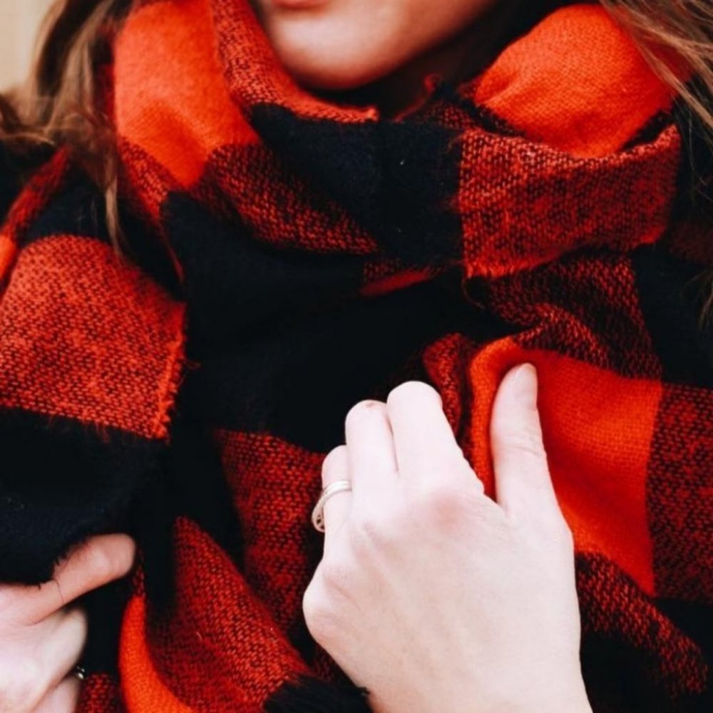 Checkered Plaid scarf black & red - Picture 10 of 13